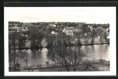 AK Planá nad Luznicí, Blick über den Fluss zur Ortschaft