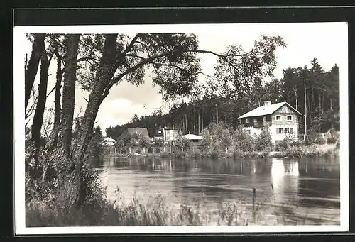 AK Planá nad Luznicí, Ortspartie über den Fluss gesehen