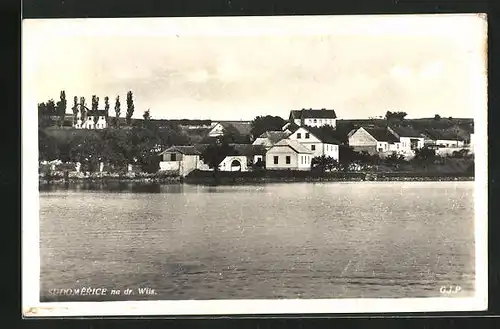 AK Sudomerice na dráze Wils, Blick über das Wasser zum Ort