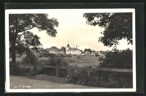 AK Lustenice, Blick vom Feldweg zum Ort