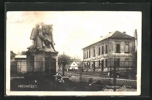 AK Predmerice, Ortspartie mit Denkmal