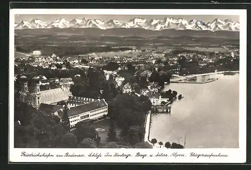 AK Friedrichshafen am Bodensee, Schloss mit den Bayr. und österr. Alpen im Hintergrund, Fliegeraufnahme