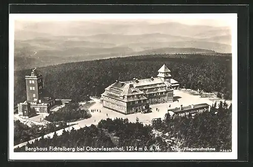 AK Oberwiesenthal, Fliegeraufnahme des Berghaus Fichtelberg, die Wetterwarte