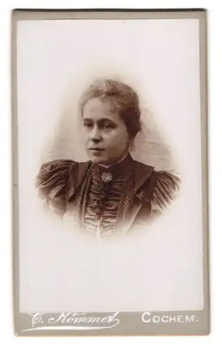 Fotografie C. Römmet, Cochem, Portrait Dame mittleren Alters in edler Bluse mit Brosche