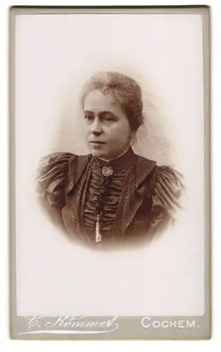 Fotografie C. Römmert, Cochem, Portrait Dame in edler Bluse mit Brosche