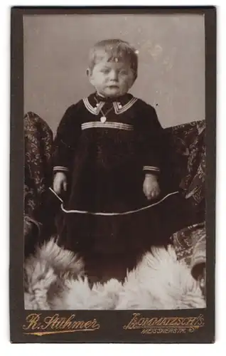 Fotografie R. Stühmer, Lommartzsch i. S., Meissnerstr., Portrait niedliches Kleinkind im hübschen Kleid