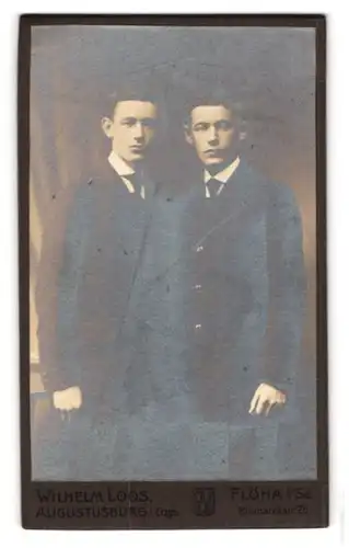 Fotografie Wilhelm Loss, Augustusburg i. Erzg., Marienbergerstr. 25, Portrait zweier junger Männer im Anzug, Zwillinge