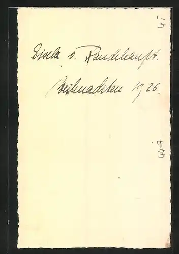 AK Puppe, kleines Mädchen mit ihrer Puppe auf einem Sessel