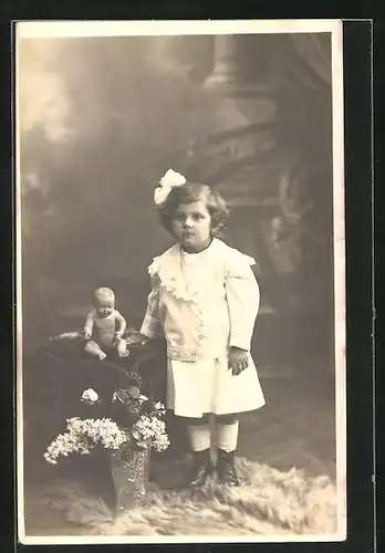 AK Puppe, Mädchen im weissen Kleid im Fotostudio