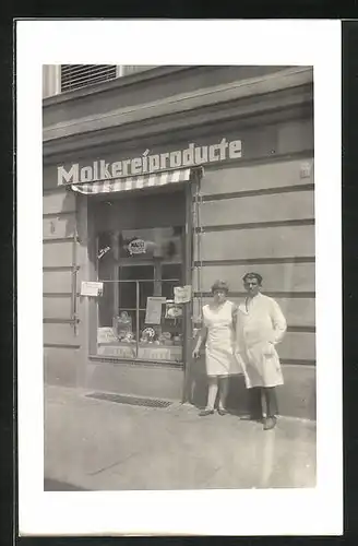 AK Geschäft, die Verkäufer am Schaufenster ihres Geschäftes für Molkereiprodukte