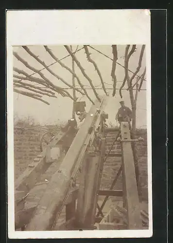 AK Handwerk, Maurer bei der Arbeit auf der Mauer