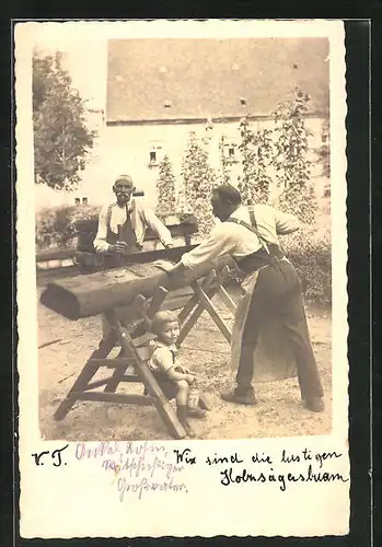 AK Tischler, zwei Männer beim Sägen eines Holzstammes, ein Kind zu ihren Füssen