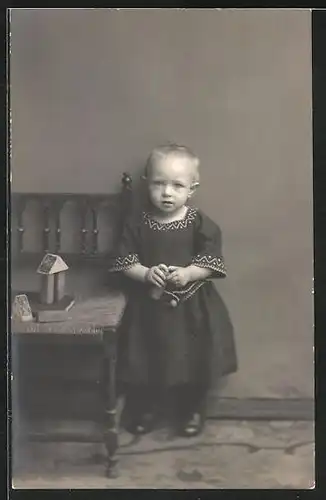 AK Spielzeug, kleines Mädchen mit Holzklötzen