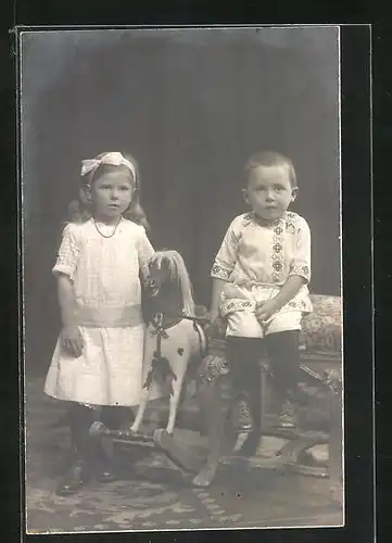 AK Schaukelpferd, zwei Kinder im Fotostudio mit ihrem Spielzeug