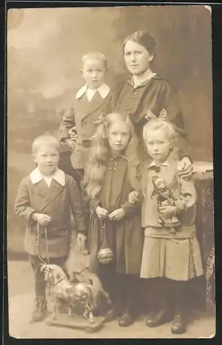 AK Schaukelpferd, Familienbild Mutter mit Kindern
