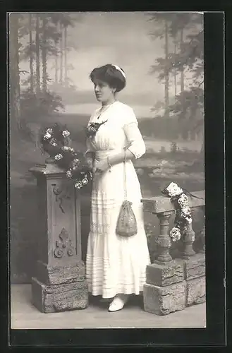 Foto-AK Studiokulisse, junge Dame im weissen Kleid, Waldlandschaft