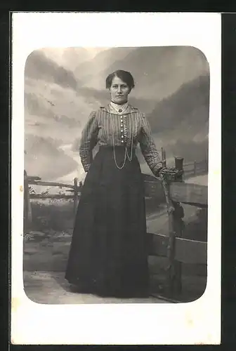 Foto-AK Studiokulisse, Frau im langen Kleid mit Blick auf den Fluss im Tal