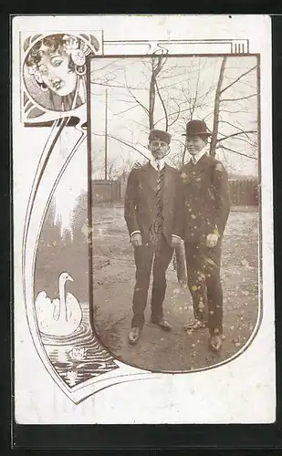Foto-AK Passepartout, zwei Männer im Garten, Schwan auf dem Teich