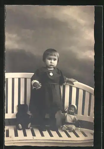 AK Teddy, Mädchen auf einer Bank mit ihren Spielsachen