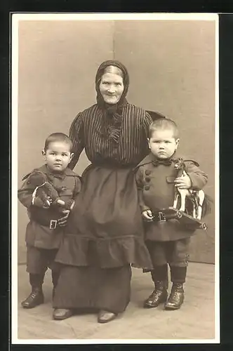 AK Teddy, Grossmutter mit beiden Engelsöhnen und Spielzeugpferd