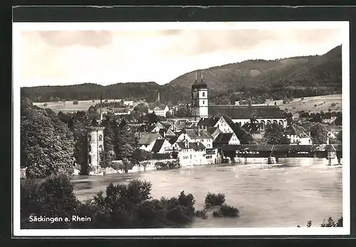AK Säckingen a. Rhein, Blick auf die Stadt, den Turm am Ufer und die Kirche