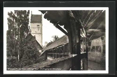 AK Dinkelsbühl, am Wehrgang am Wörnitztor der tausendjährigen Stadt