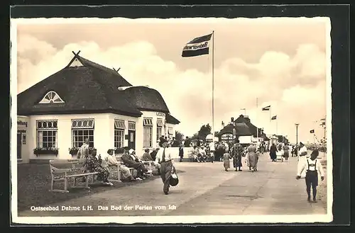 AK Dahme in Holstein, das Bad der Ferien vom ich, Passanten auf der Promenade