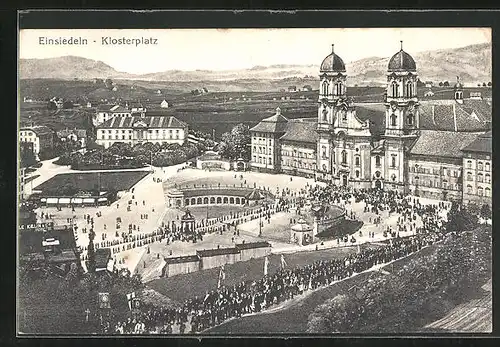 AK Einsiedeln, Passanten auf dem Klosterplatz