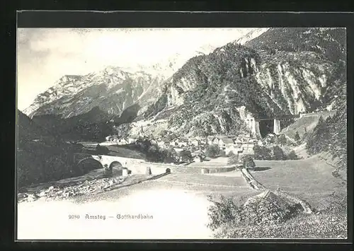 AK Amsteg, Generalansicht der Ortschaft unter dem Berg, die Brücke im Vordergrund
