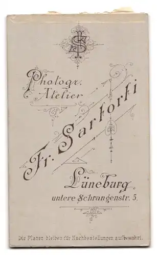 Fotografie Fr. Sartorti, Lüneburg, untere Schrangenstr. 5, Portrait lächelnde junge Dame mit Brosche