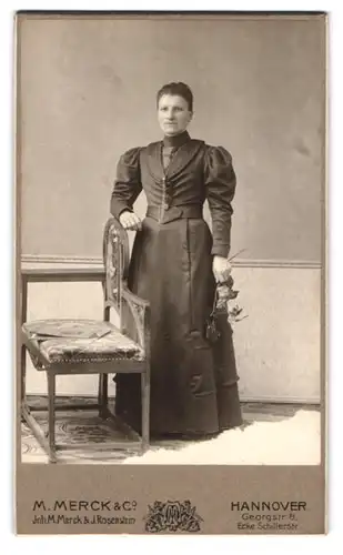 Fotografie M. Merck & Co, Hannover, Georgstrasse 8, Portrait elegante Dame im edlen Kleid