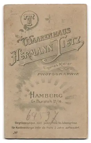 Fotografie Hermann Tietz, Hamburg, Gr. Burstah 12, Portrait Knabe in kurzen Hosen mit Spielreif