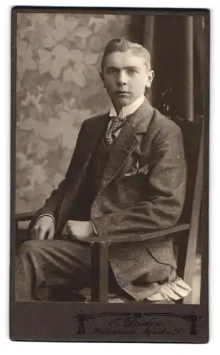 Fotografie E. Dirks, Hildesheim, Portrait blonder junger Mann im Anzug mit Krawatte