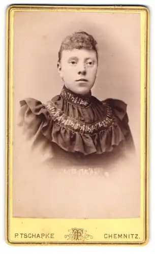 Fotografie P. Tschapke, Chemnitz, Portrait junge Frau mit lockigem Haar und Rüschenbluse