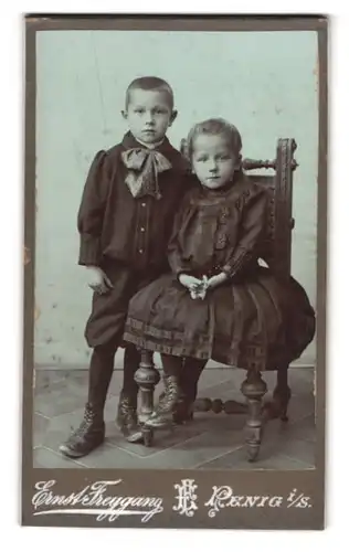 Fotografie Ernst Freygang, Penig i. S., Brückenstr., Portrait niedliches Geschwisterpaar in festlicher Kleidung