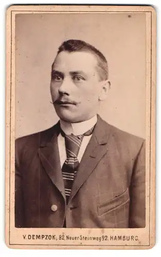 Fotografie V. Dempzok, Hamburg, Neuer Steinweg 92, Portrait junger Herr mit Schnurrbart und Krawatte
