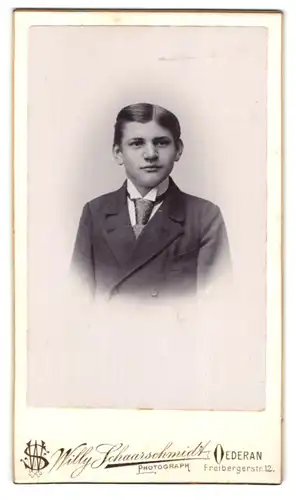 Fotografie Willy Schaarschmidt, Oederan, Freibergerstr. 12, Portrait jugendlicher Knabe im Anzug mit Krawatte