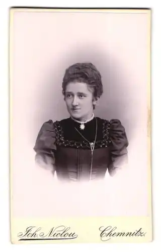 Fotografie Joh. Niclou, Chemnitz, König-Str. 5, Portrait elegante Dame mit lockigen Haaren und Brosche