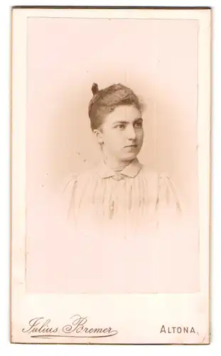 Fotografie Julius Bremer, Altona, Könistrasse 89, Portrait junge Dame in edler Bluse mit Haarschmuck