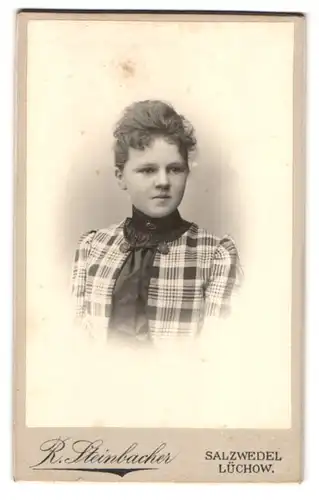 Fotografie R. Steinbacher, Salzwedel, Portrait hübsche junge Dame in modischer Bluse