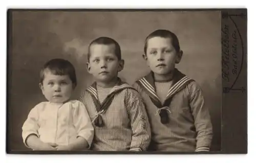 Fotografie H. Ketelhohn, Bad Oldesloe, Portrait dreier niedlicher Knaben m Matrosenanzug