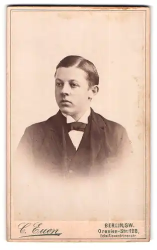 Fotografie C. Euen, Berlin, Oranien-Str. 128, Portrait junger Herr im Anzug mit Fliege