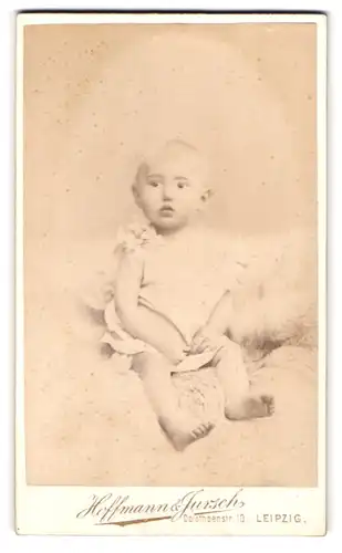 Fotografie Hoffmann & Jursch, Leipzig, Dorotheenstr. 10, Portrait niedliches Baby sitzend auf einem Fell