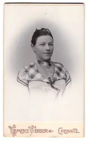 Fotografie Clemens-Seeber, Chemnitz, Theaterstr. 22, Portrait hübsche junge Dame in modischer Bluse