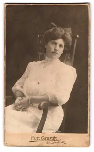 Fotografie Rud. Oberst, Salzwedel, Beitestr. 8, Portrait hübsche junge Dame mit Haarschleife und Spitzenkleid