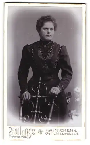 Fotografie Paul Lange, Hainichen i. S., Gerichtstrasse 16, Portrait junge Dame im edlen Kleid