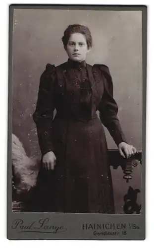 Fotografie Paul Lange, Hainichen i. Sa., Gerichtsstrasse 16, Portrait hübsche junge Frau im edlen Kleid