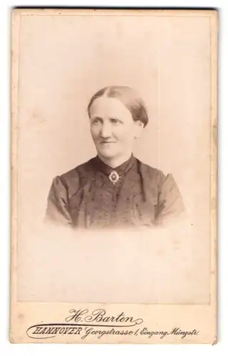 Fotografie H. Barten, Hannover, Georgstrasse 1, Portrait ältere Dame mit edler Brosche