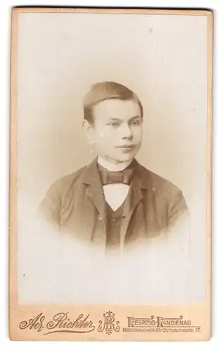 Fotografie A. Richter, Leipzig-Lindenau, Merseburgerstr. 61, Portrait junger Herr mit Fliege