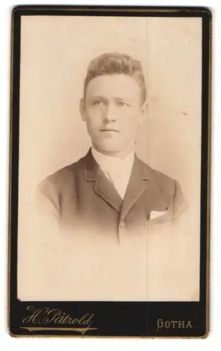 Fotografie H. Pätzold, Gotha, Portrait junger Herr im Anzug mit Einstecktuch